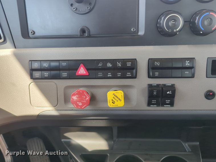 image for item NW9512 2021 Freightliner Cascadia 126 semi truck