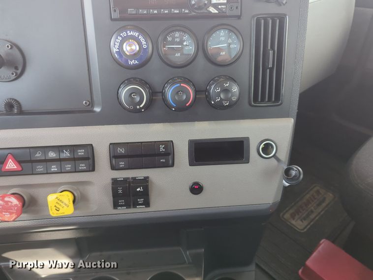 image for item NW9512 2021 Freightliner Cascadia 126 semi truck