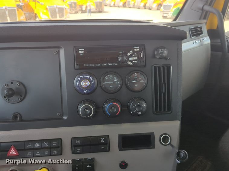 image for item NW9512 2021 Freightliner Cascadia 126 semi truck