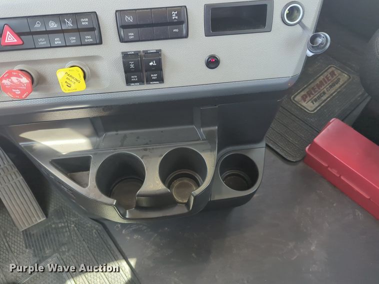 image for item NW9512 2021 Freightliner Cascadia 126 semi truck