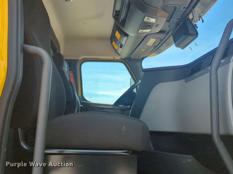 image for item NW9512 2021 Freightliner Cascadia 126 semi truck