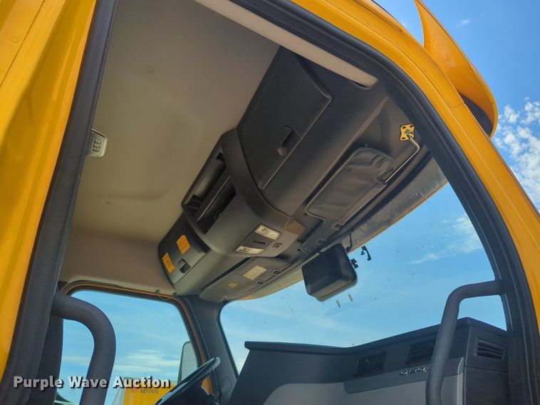 image for item NW9512 2021 Freightliner Cascadia 126 semi truck