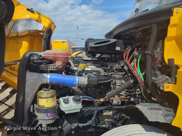 image for item NW9512 2021 Freightliner Cascadia 126 semi truck