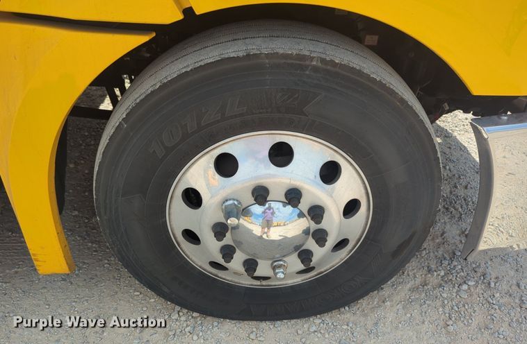 image for item NW9512 2021 Freightliner Cascadia 126 semi truck