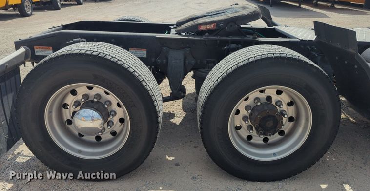 image for item NW9512 2021 Freightliner Cascadia 126 semi truck