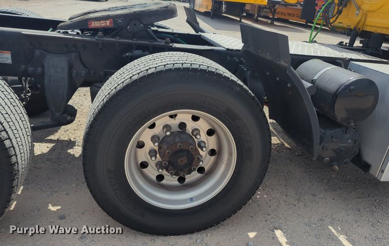 image for item NW9512 2021 Freightliner Cascadia 126 semi truck