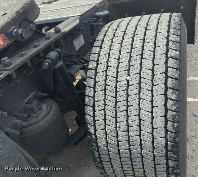 image for item NW9512 2021 Freightliner Cascadia 126 semi truck