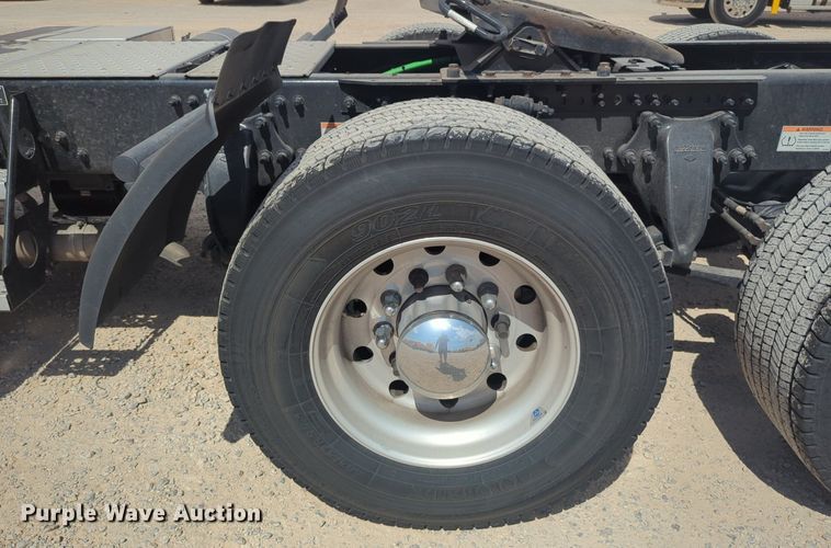 image for item NW9512 2021 Freightliner Cascadia 126 semi truck