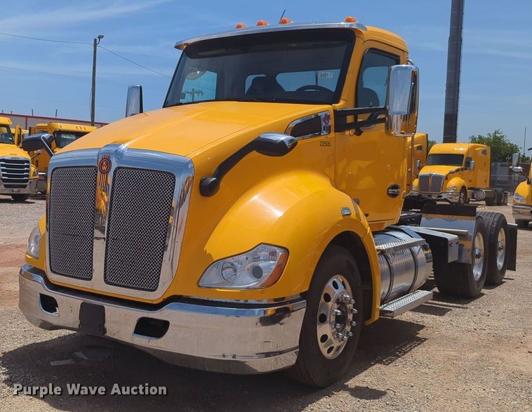 image for item NW9514 2022 Kenworth T680 semi truck