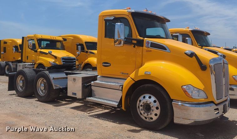 image for item NW9514 2022 Kenworth T680 semi truck