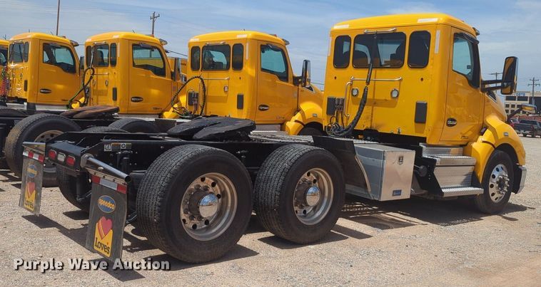 image for item NW9514 2022 Kenworth T680 semi truck