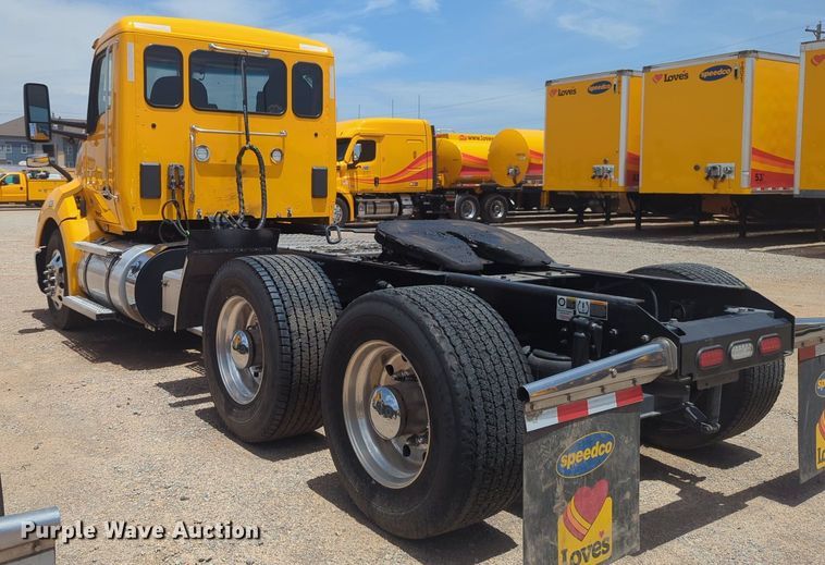 image for item NW9514 2022 Kenworth T680 semi truck