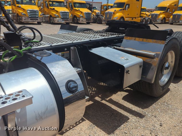 image for item NW9514 2022 Kenworth T680 semi truck