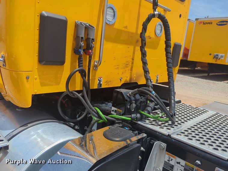 image for item NW9514 2022 Kenworth T680 semi truck