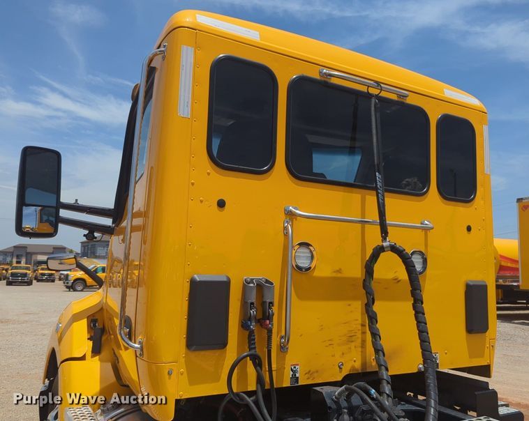 image for item NW9514 2022 Kenworth T680 semi truck