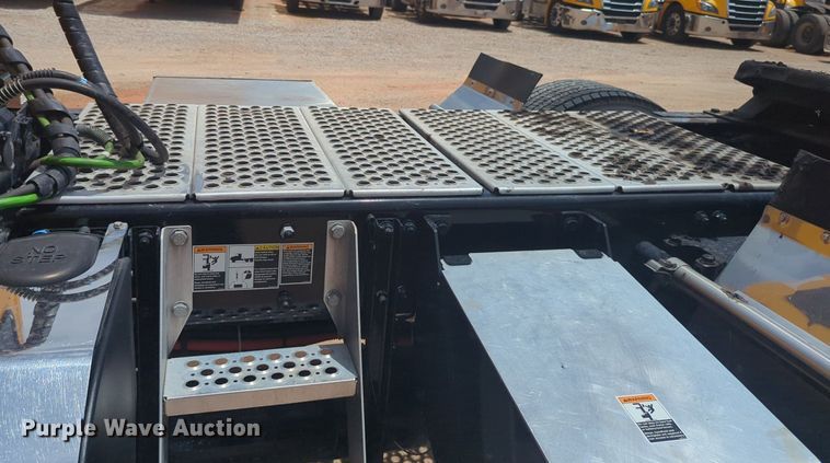 image for item NW9514 2022 Kenworth T680 semi truck