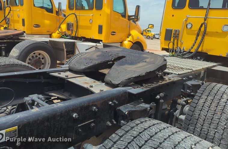 image for item NW9514 2022 Kenworth T680 semi truck
