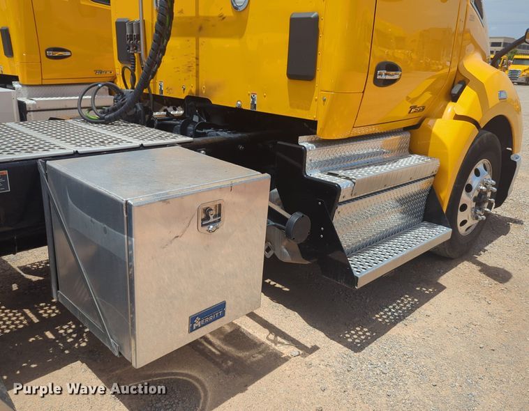 image for item NW9514 2022 Kenworth T680 semi truck