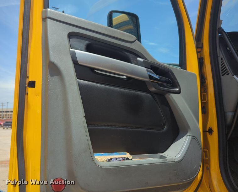 image for item NW9514 2022 Kenworth T680 semi truck