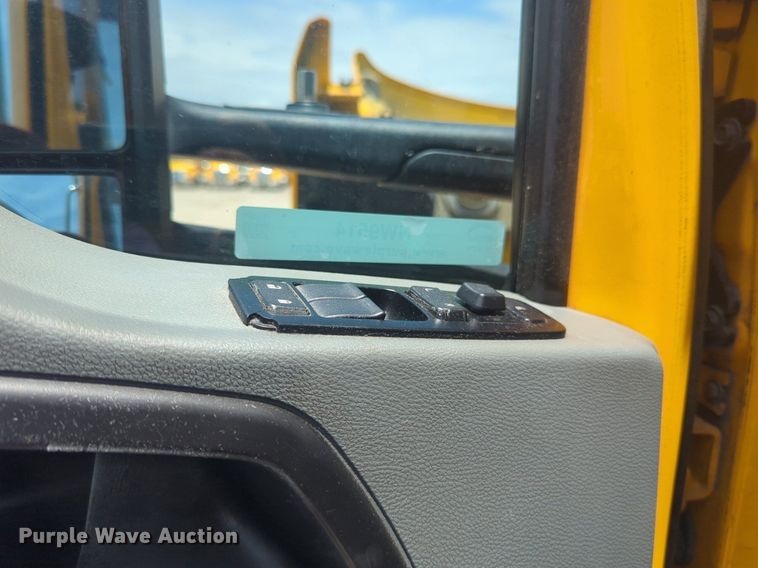 image for item NW9514 2022 Kenworth T680 semi truck