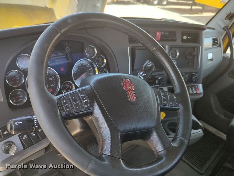 image for item NW9514 2022 Kenworth T680 semi truck
