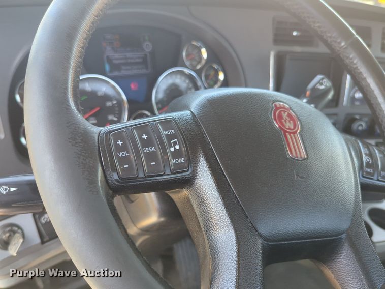 image for item NW9514 2022 Kenworth T680 semi truck