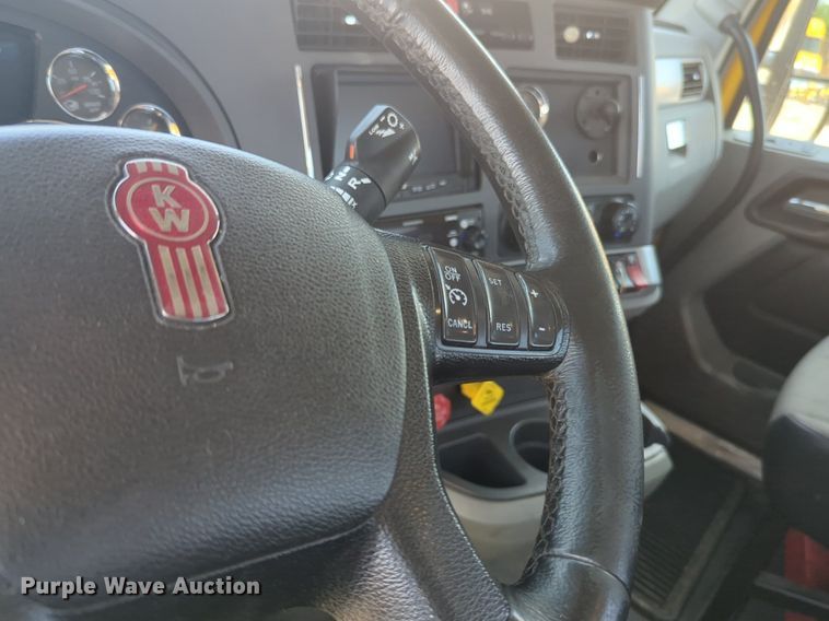 image for item NW9514 2022 Kenworth T680 semi truck