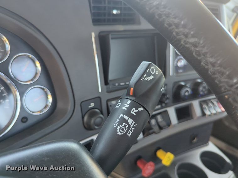 image for item NW9514 2022 Kenworth T680 semi truck