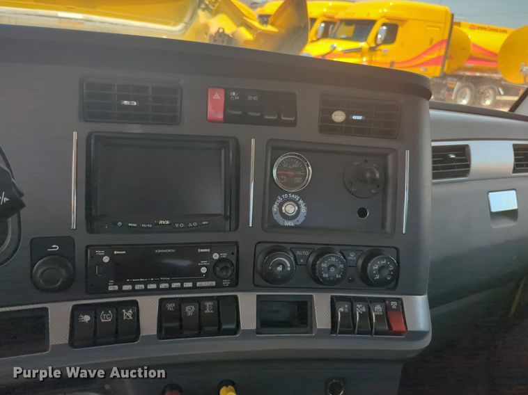 image for item NW9514 2022 Kenworth T680 semi truck