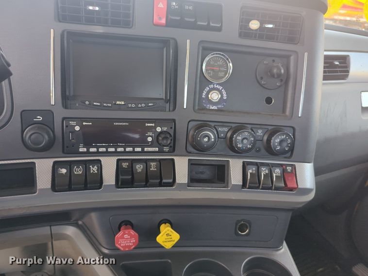 image for item NW9514 2022 Kenworth T680 semi truck