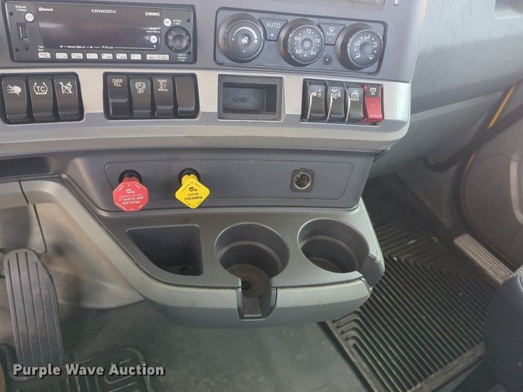 image for item NW9514 2022 Kenworth T680 semi truck