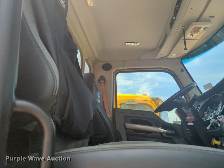 image for item NW9514 2022 Kenworth T680 semi truck