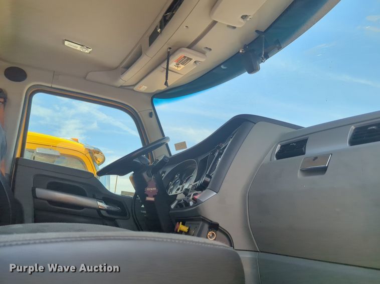 image for item NW9514 2022 Kenworth T680 semi truck