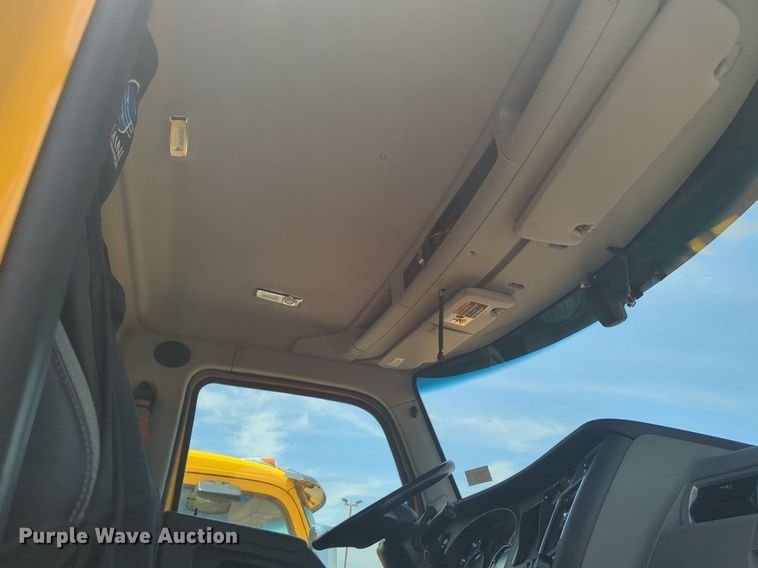 image for item NW9514 2022 Kenworth T680 semi truck