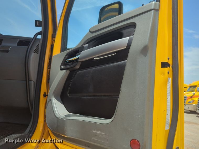 image for item NW9514 2022 Kenworth T680 semi truck