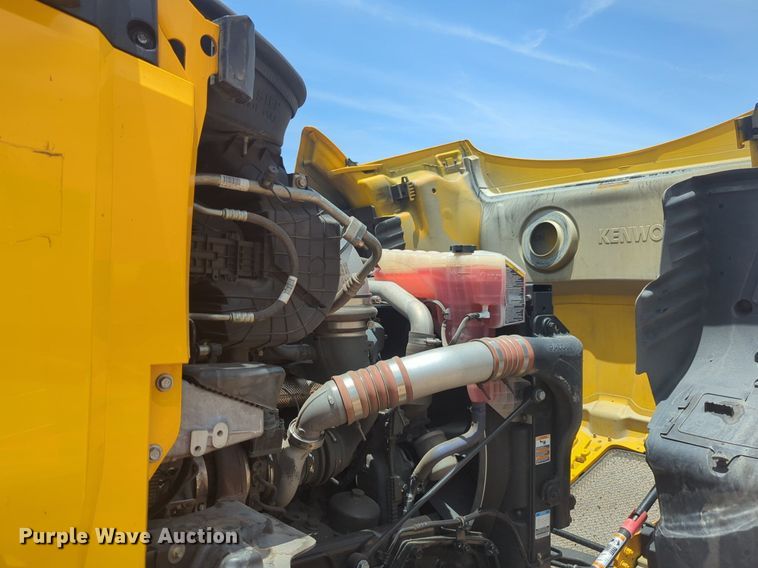 image for item NW9514 2022 Kenworth T680 semi truck