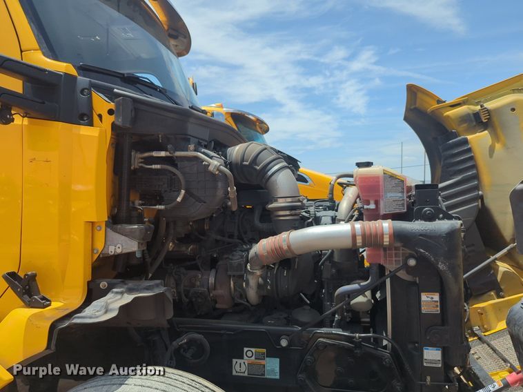 image for item NW9514 2022 Kenworth T680 semi truck