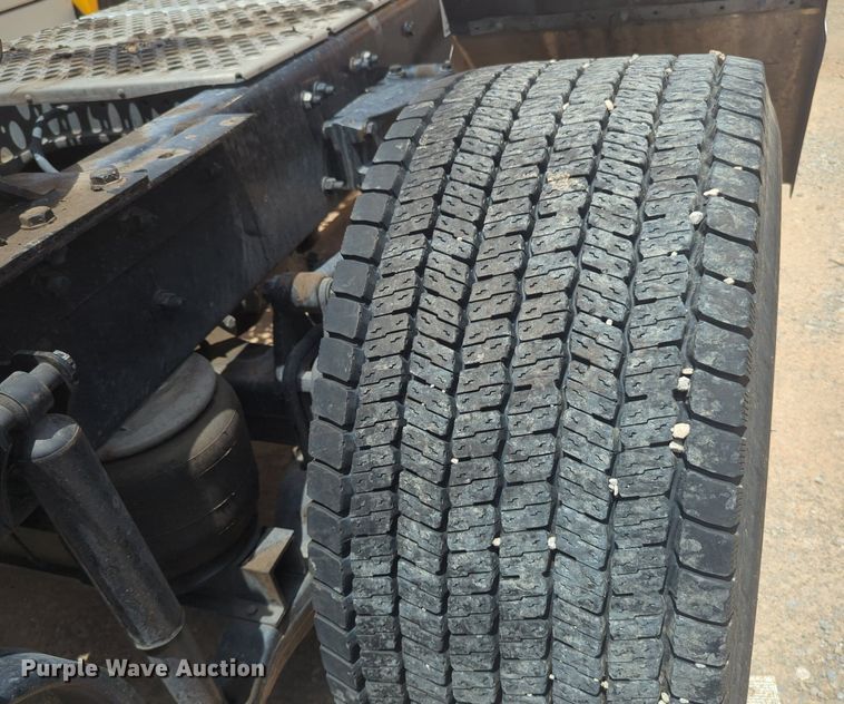 image for item NW9514 2022 Kenworth T680 semi truck