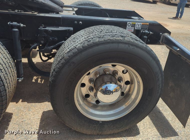 image for item NW9514 2022 Kenworth T680 semi truck