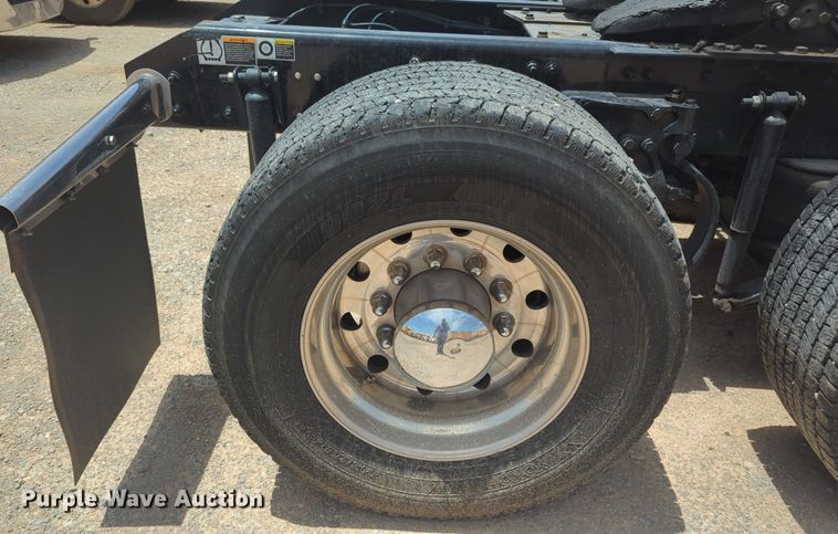 image for item NW9514 2022 Kenworth T680 semi truck