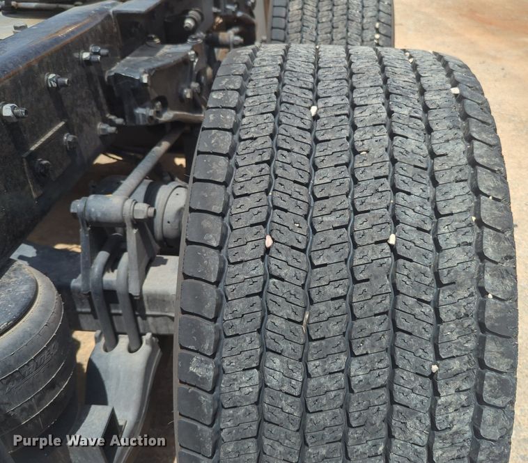 image for item NW9514 2022 Kenworth T680 semi truck