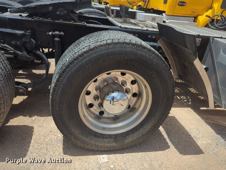 image for item NW9514 2022 Kenworth T680 semi truck