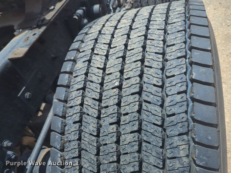 image for item NW9514 2022 Kenworth T680 semi truck