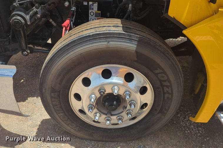 image for item NW9514 2022 Kenworth T680 semi truck