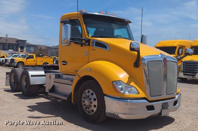 image for item NW9515 2021 Kenworth T680 semi truck