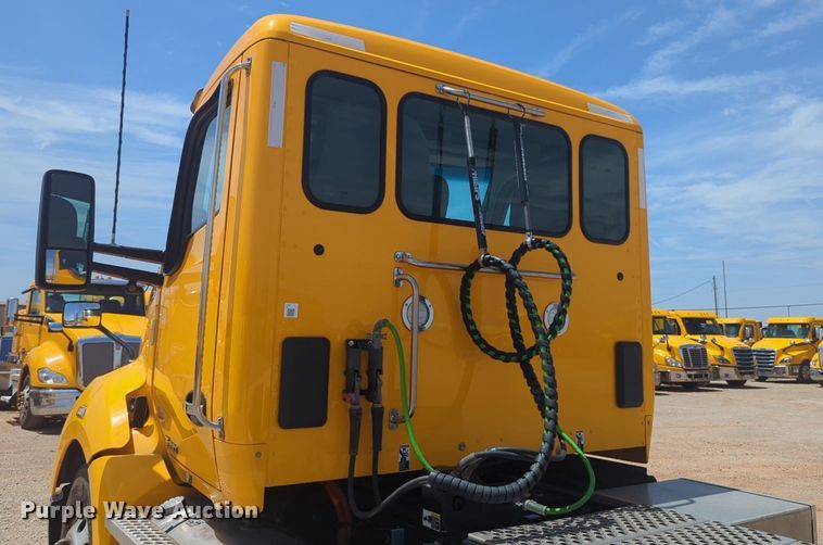 image for item NW9515 2021 Kenworth T680 semi truck