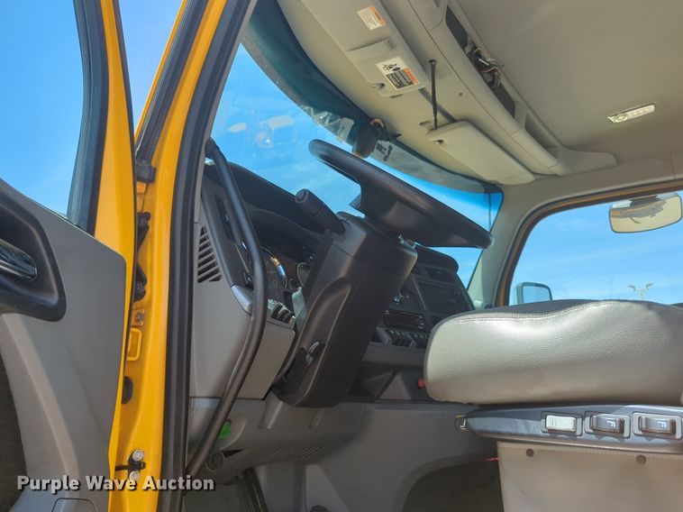 image for item NW9515 2021 Kenworth T680 semi truck