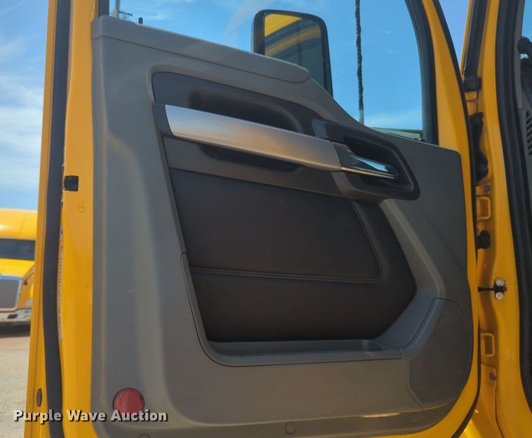 image for item NW9515 2021 Kenworth T680 semi truck