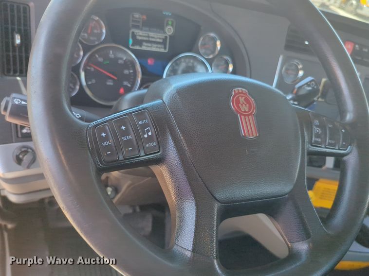 image for item NW9515 2021 Kenworth T680 semi truck