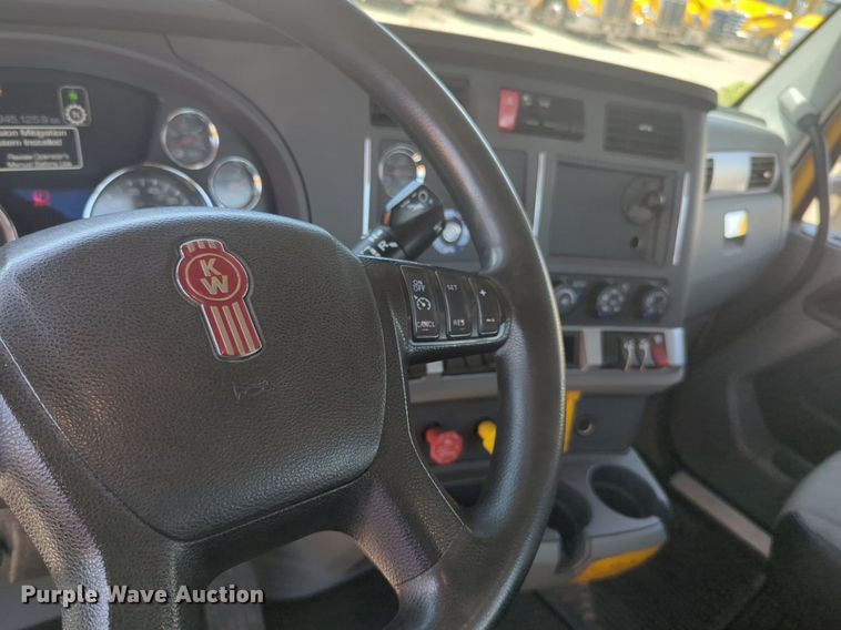 image for item NW9515 2021 Kenworth T680 semi truck